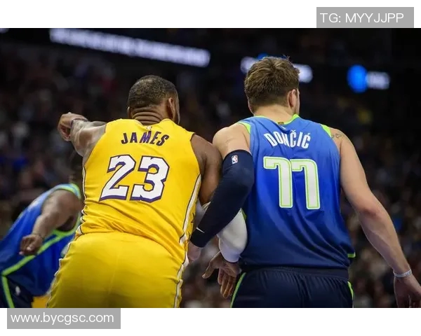 东契奇助攻 詹姆斯正面干拔三分飙进 东契奇助攻 詹姆斯正面干拔三分飙进